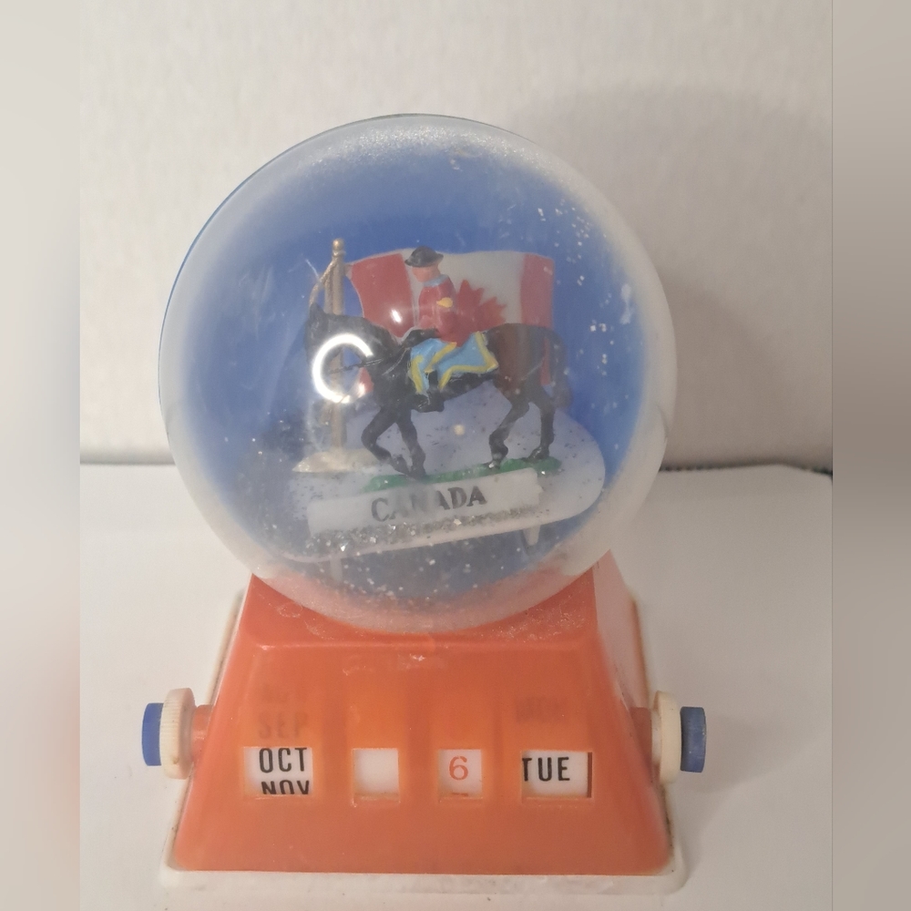 Souvineer Toronto Canada Plastic Snow Globe Calendar. (No water now)